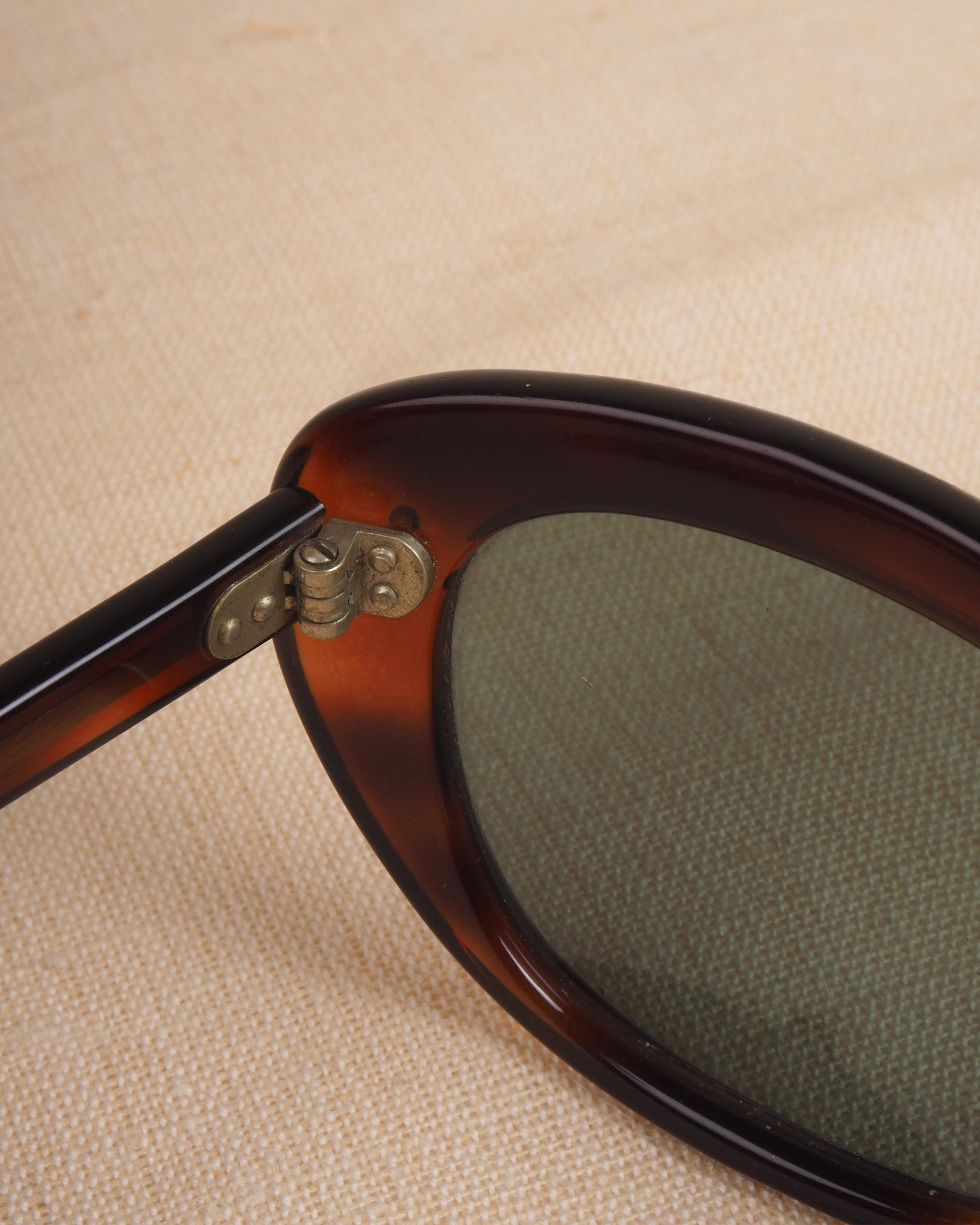 c.1980 Oval Sol Amor Sunglasses