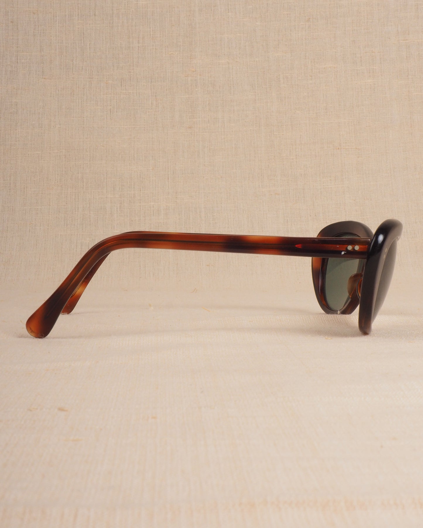 c.1980 Oval Sol Amor Sunglasses